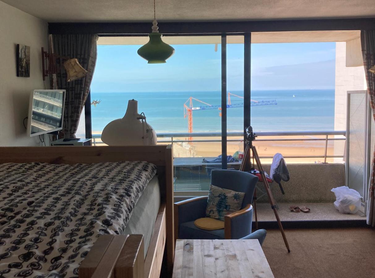 Tiny Apt W/ Balcony And Seaview, Even Out Of Your Bed ! Ostende Kültér fotó